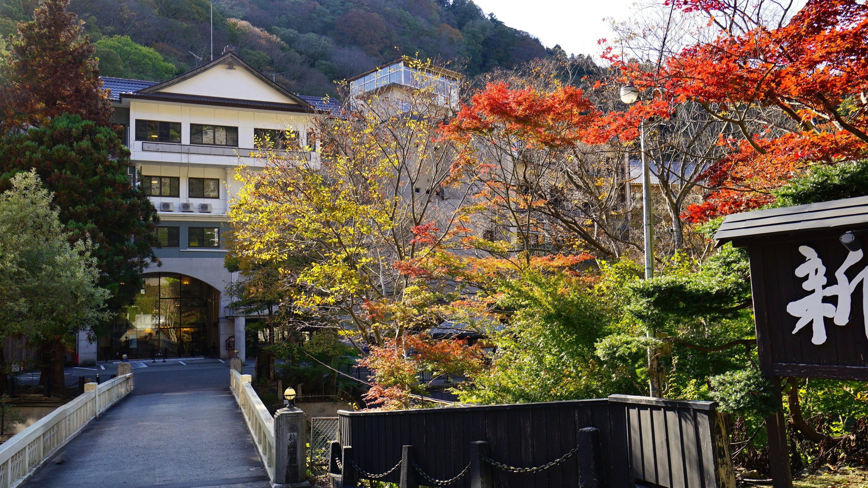 紅葉時期の新滝外観