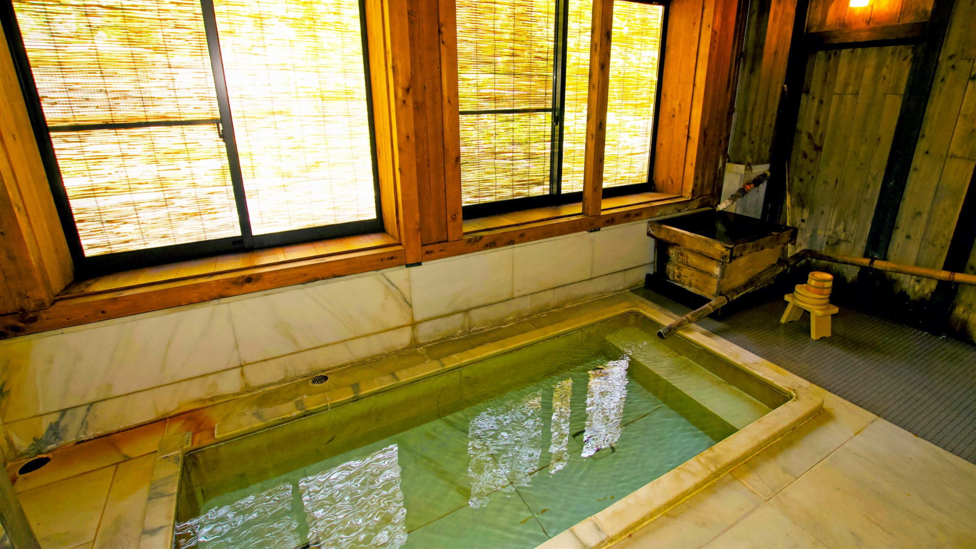 【千年の湯】露天風呂・大理石風呂　露天風呂の他に大理石風呂もございます。