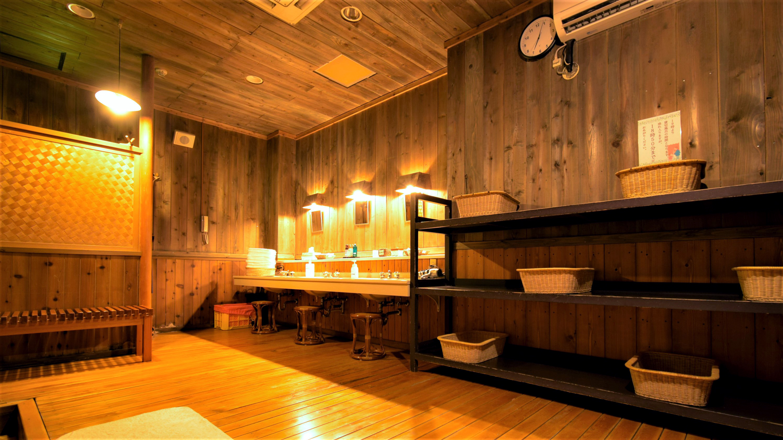 【千年の湯】露天風呂・大理石風呂　脱衣所