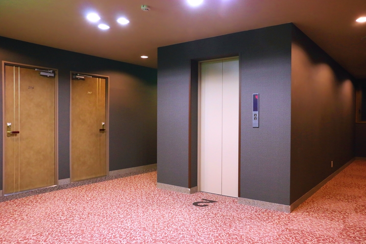 本館廊下（2016年4月にリニューアル。高級感とともにゆったりとリラックスできる内装となっています）