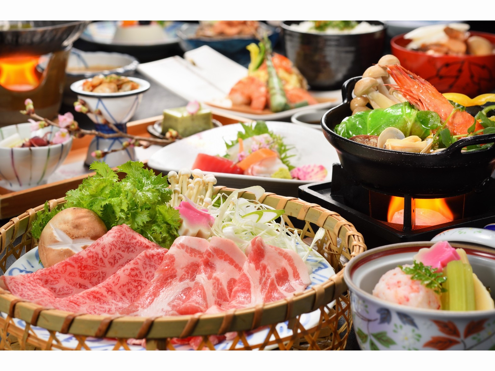 「国産牛と三元豚の相盛りしゃぶしゃぶ」と「海老の海鮮鍋」　当館人気No.1凛（りん）プラン