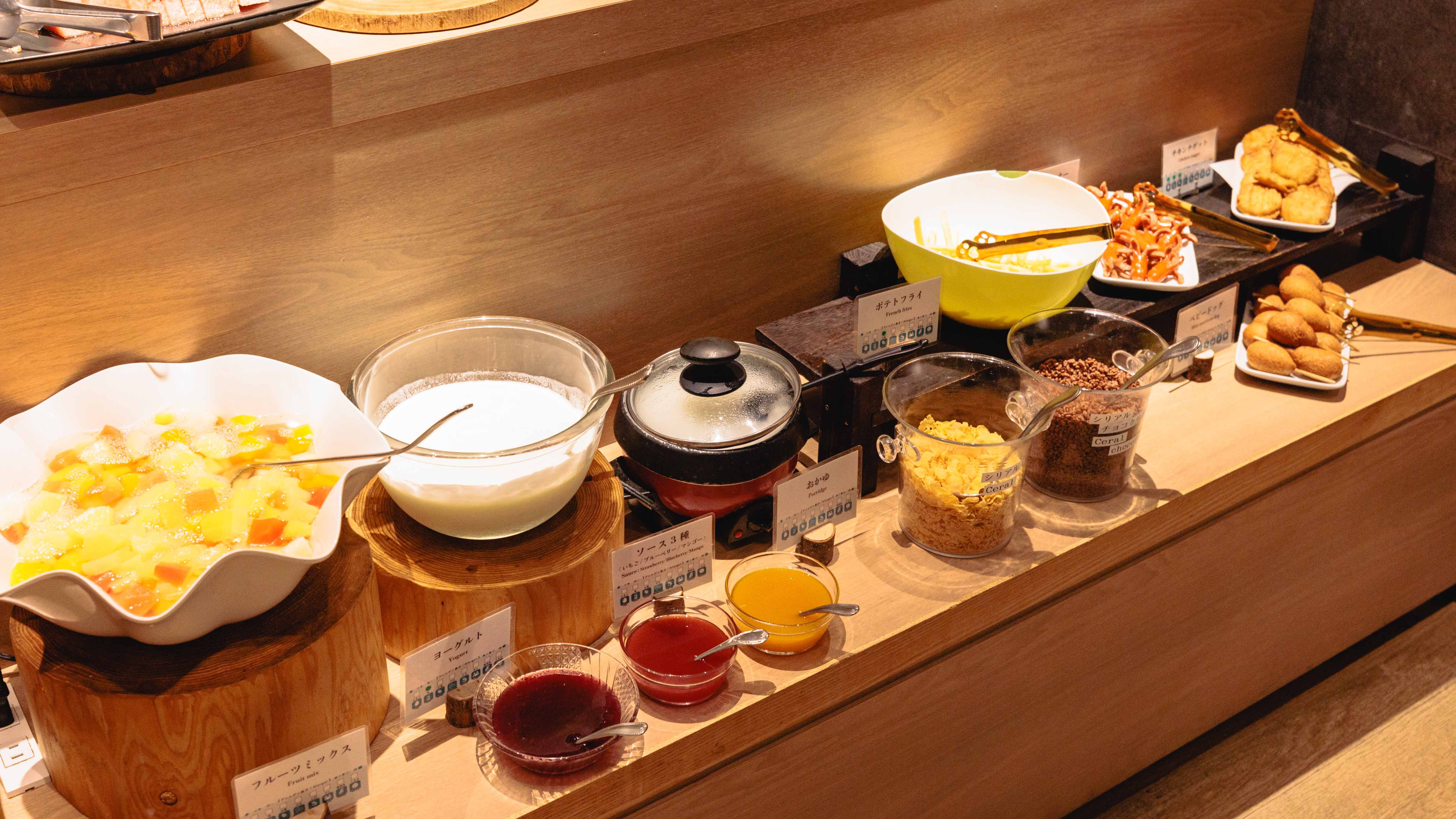 小さなお子様でも取りやすいよう、低い場所に設置されたキッズコーナー。