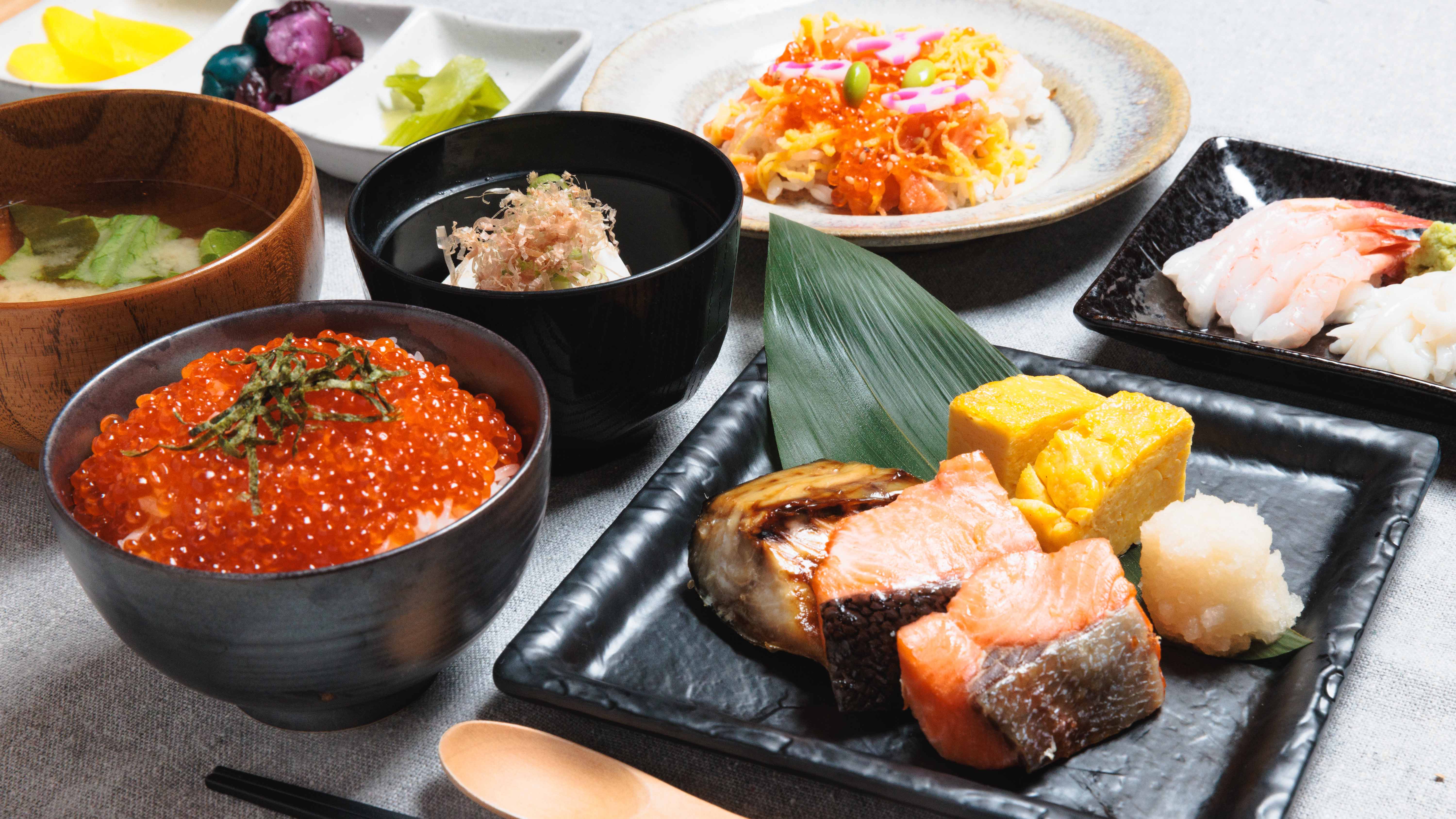 贅沢和食！種類豊富な和惣菜と一緒に、朝から元気をチャージ。