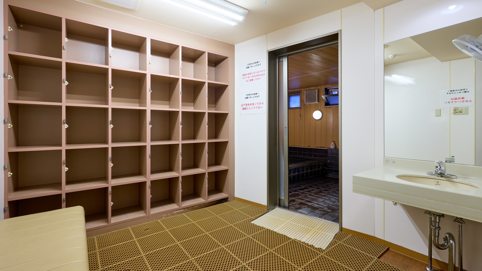 男性専用大浴場　脱衣所