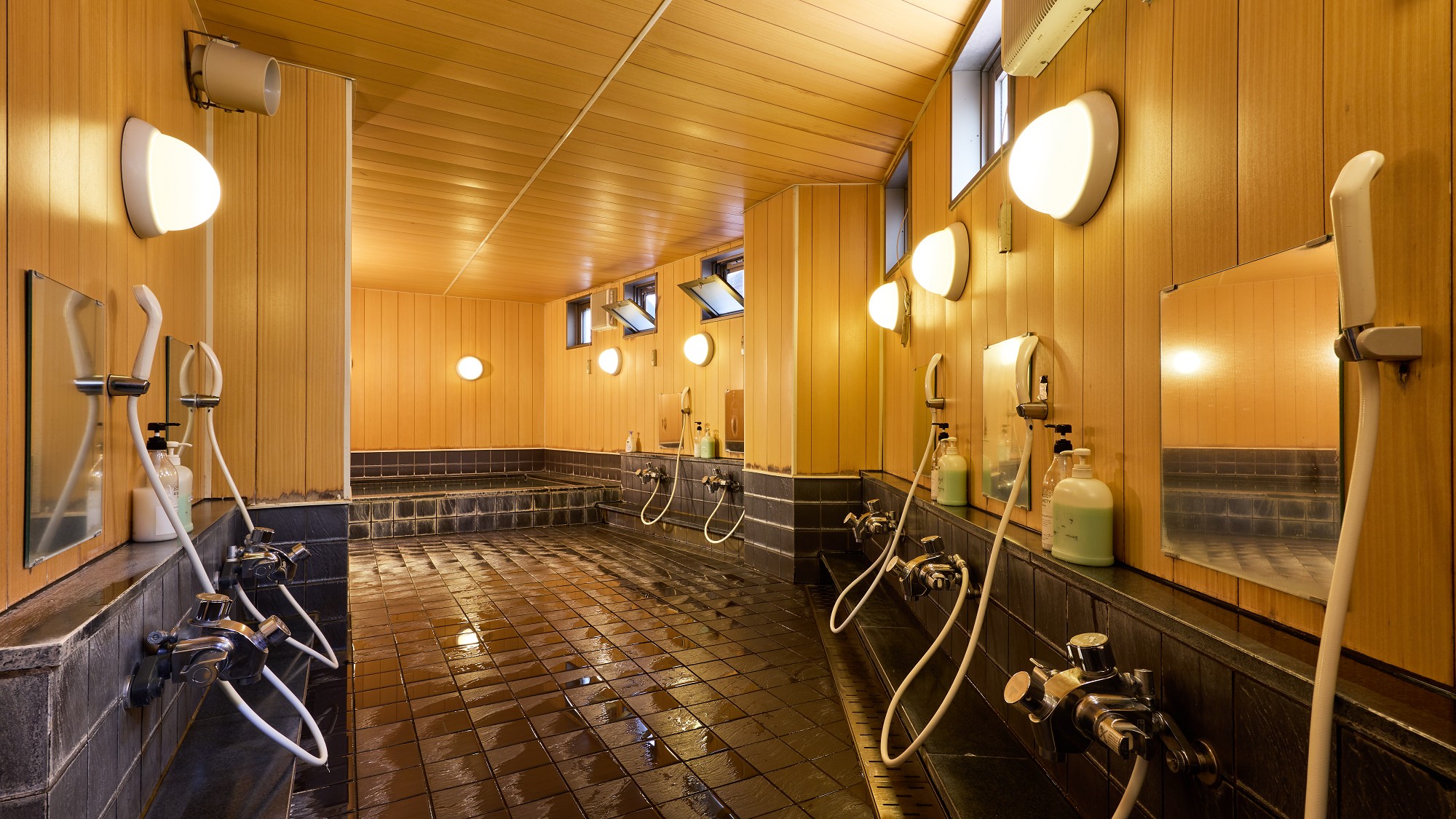 男性専用大浴場　洗い場