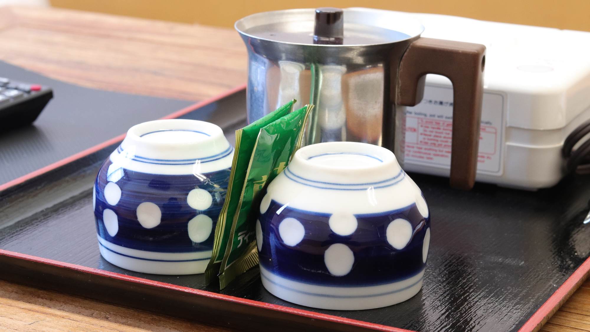 お部屋にお茶をご用意しています