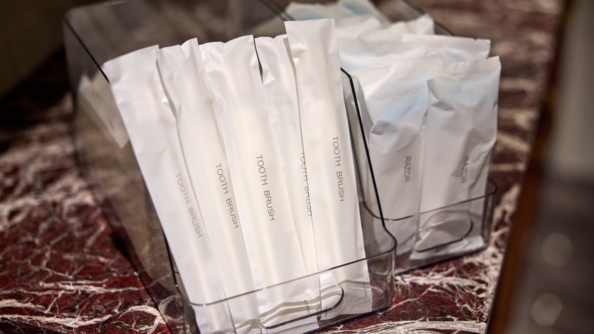 向かいの建物のフロント近くにアメニティをご準備しております