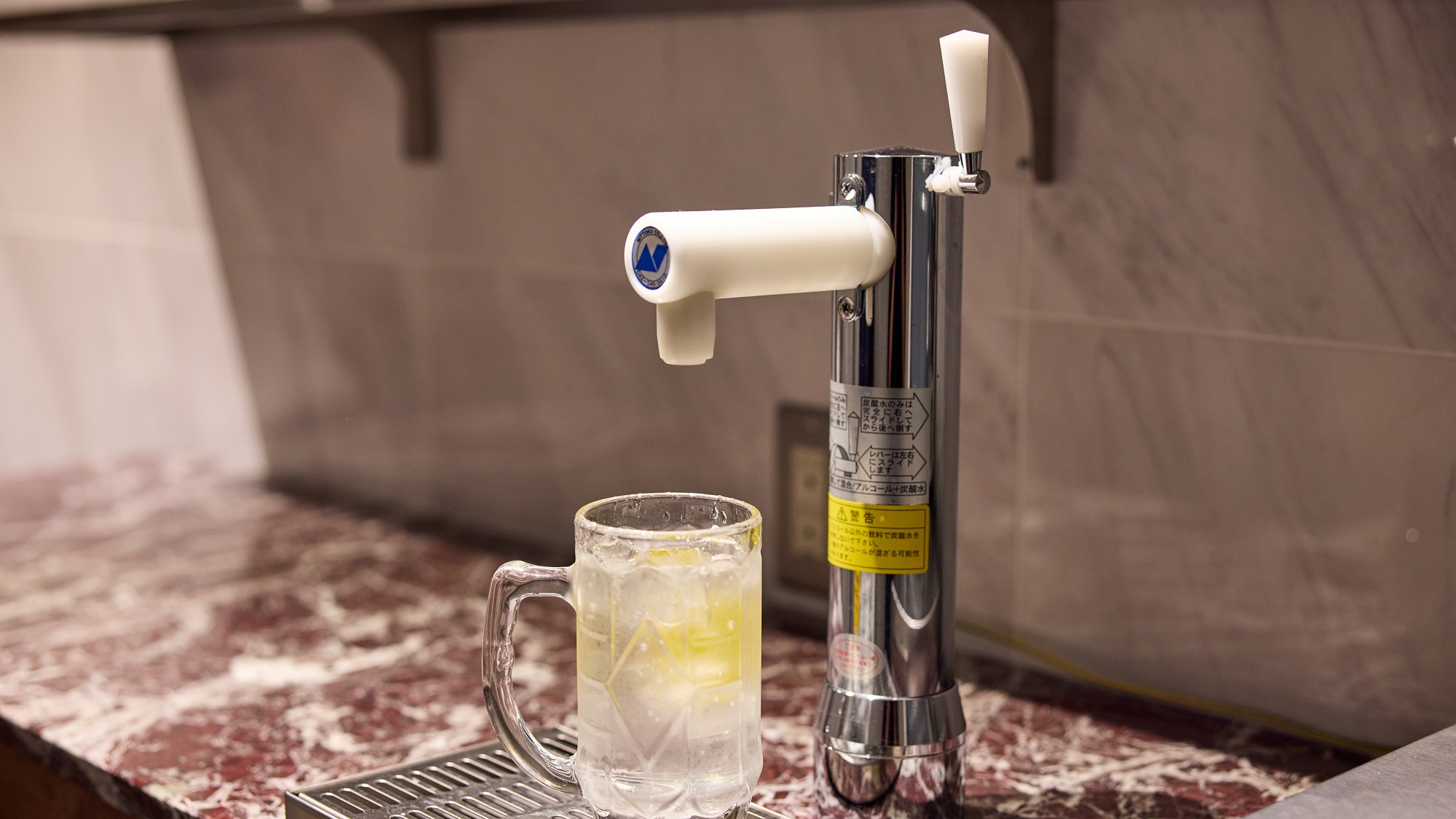 向かいの建物のフロント近くに炭酸水マシンをご準備しております