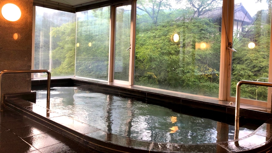 【大浴場】大きな窓から眺める景色を眺めながらの入浴は 心身共にリラックスさせてくれます。