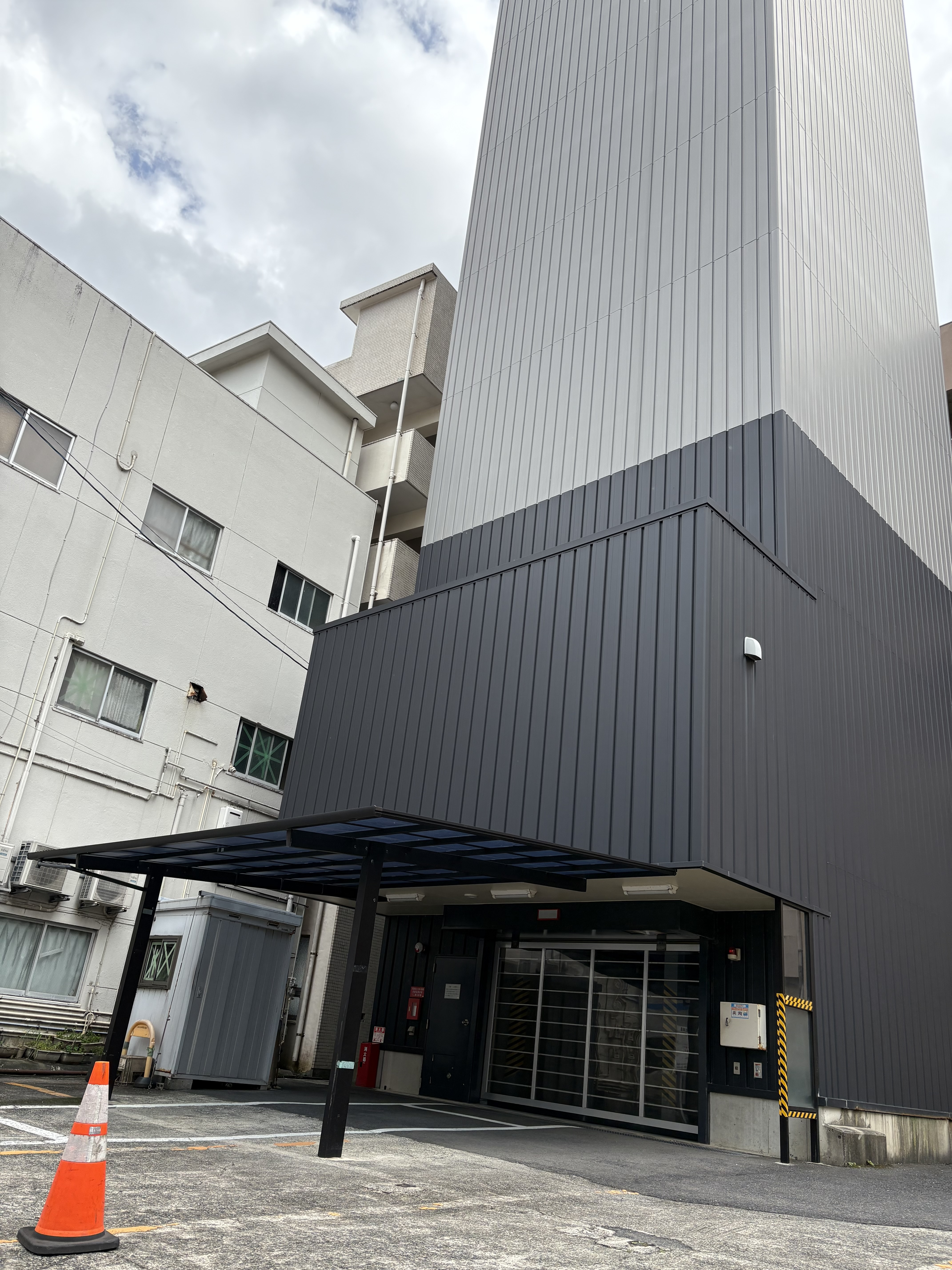 立体駐車場　&darr;