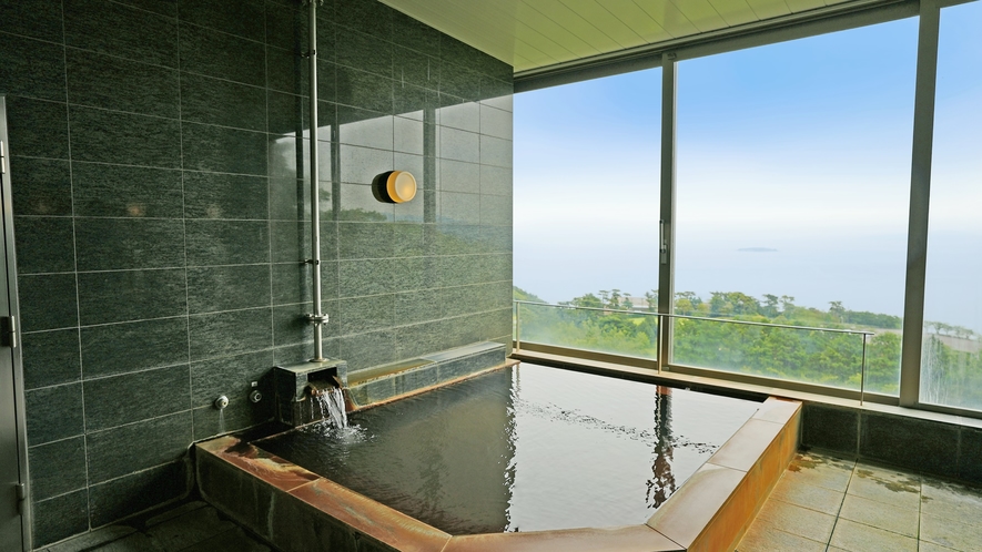 女性大浴場／広々とした窓から覗く熱海の絶景は、心を解き放ち、日常の喧騒を忘れさせてくれます