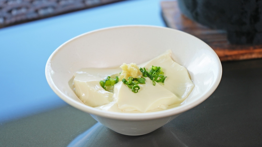 朝食／ご自身で作って頂く当館名物「百山豆腐」が大好評。「ホッとする」出来たての味を