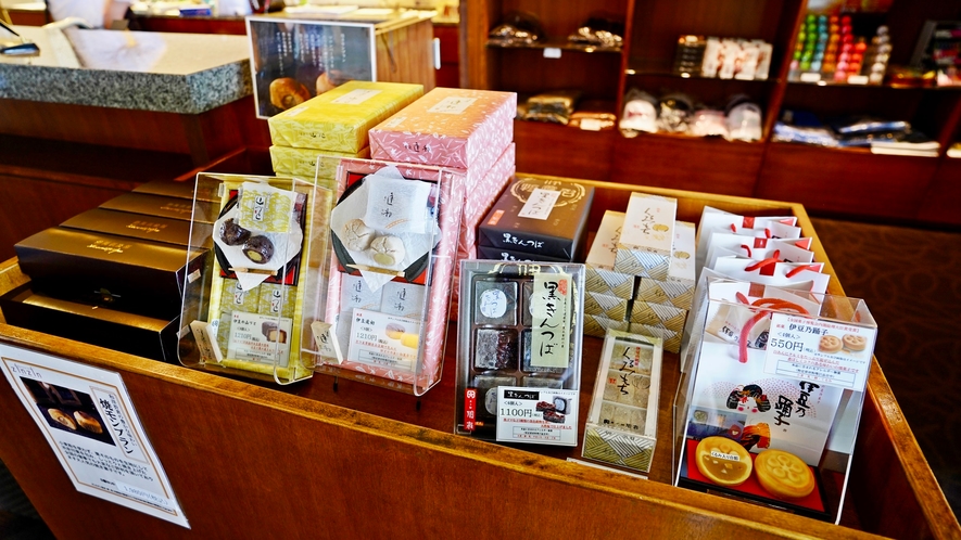 売店／フロント横には、地元の特産品やお菓子など、静岡の魅力が詰まった品々を取り揃えております