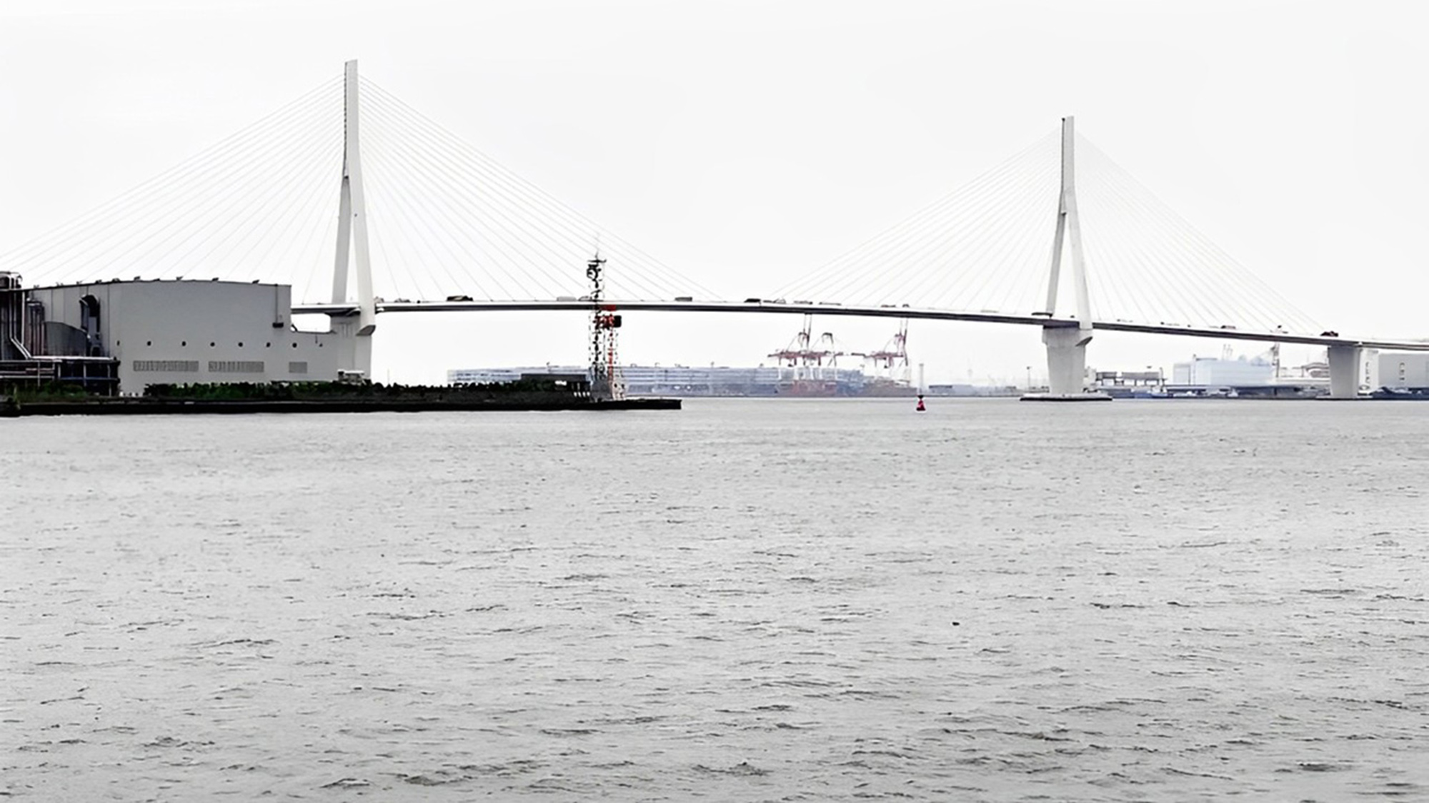 工業地帯の雰囲気ある海風景