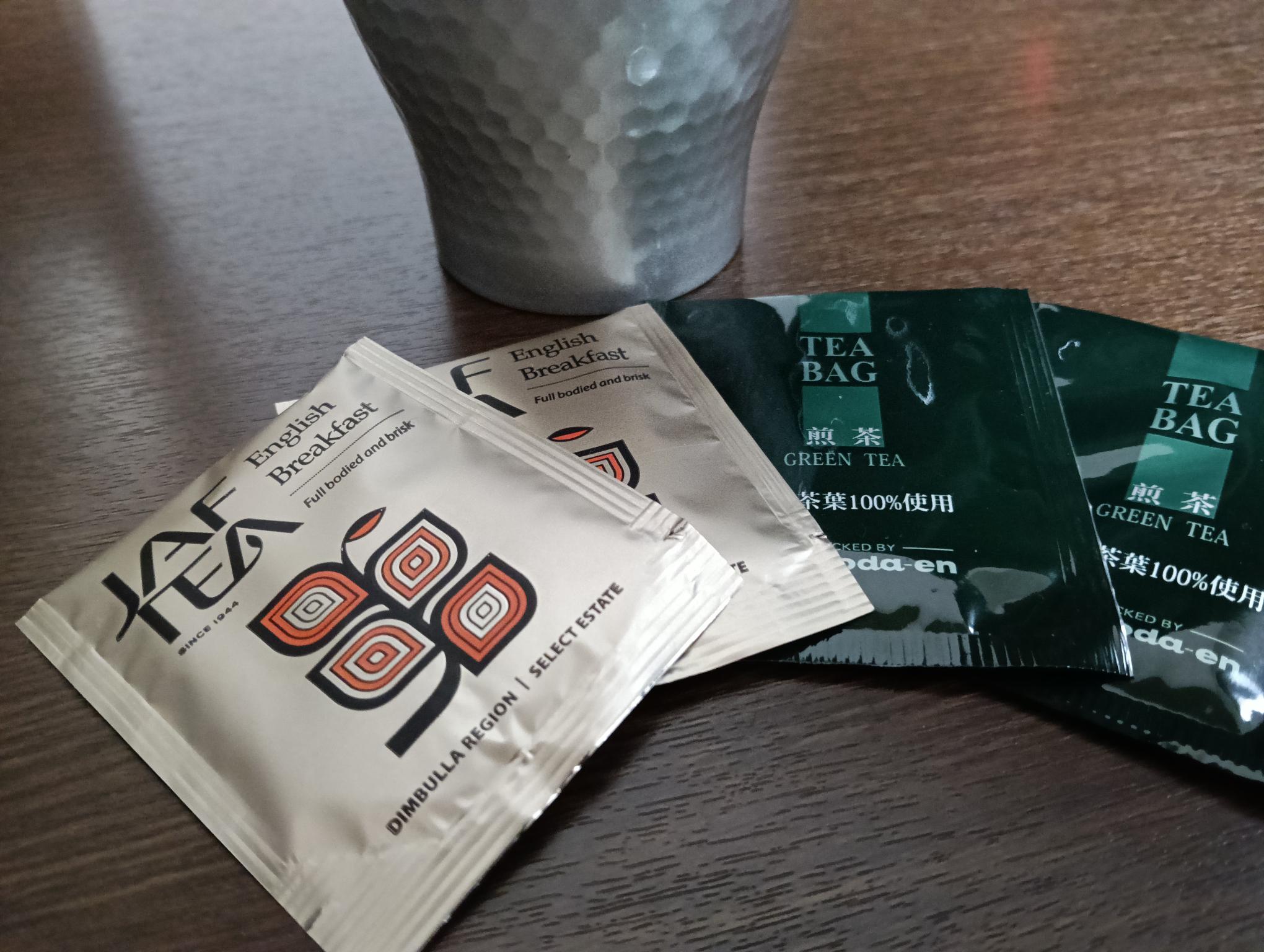 お茶は紅茶と煎茶2種類ご用意ございます。