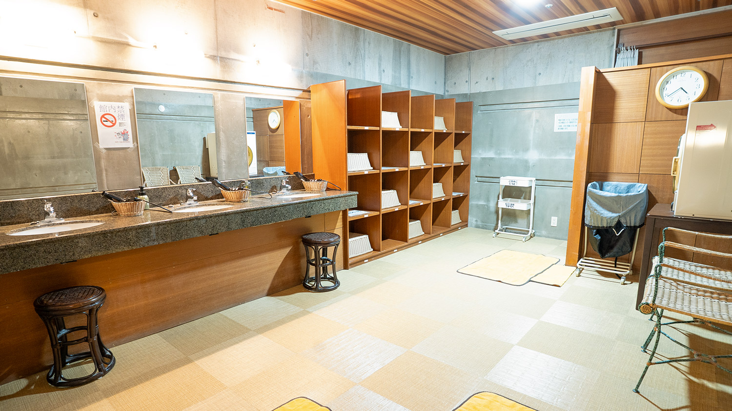 男子大浴場 脱衣所