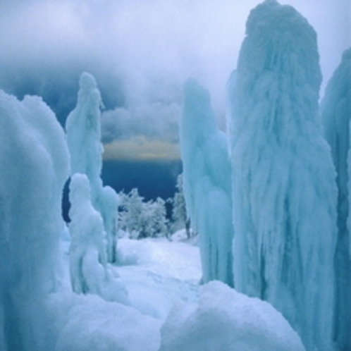氷のオブジェ『氷瀑』（御在所岳山頂付近）