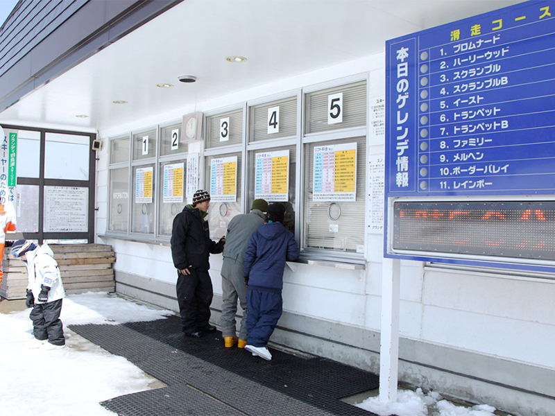 リフト券売り場　宿泊プランの方は、ロッジでお渡しした引換券をリフト券売り場で交換してください