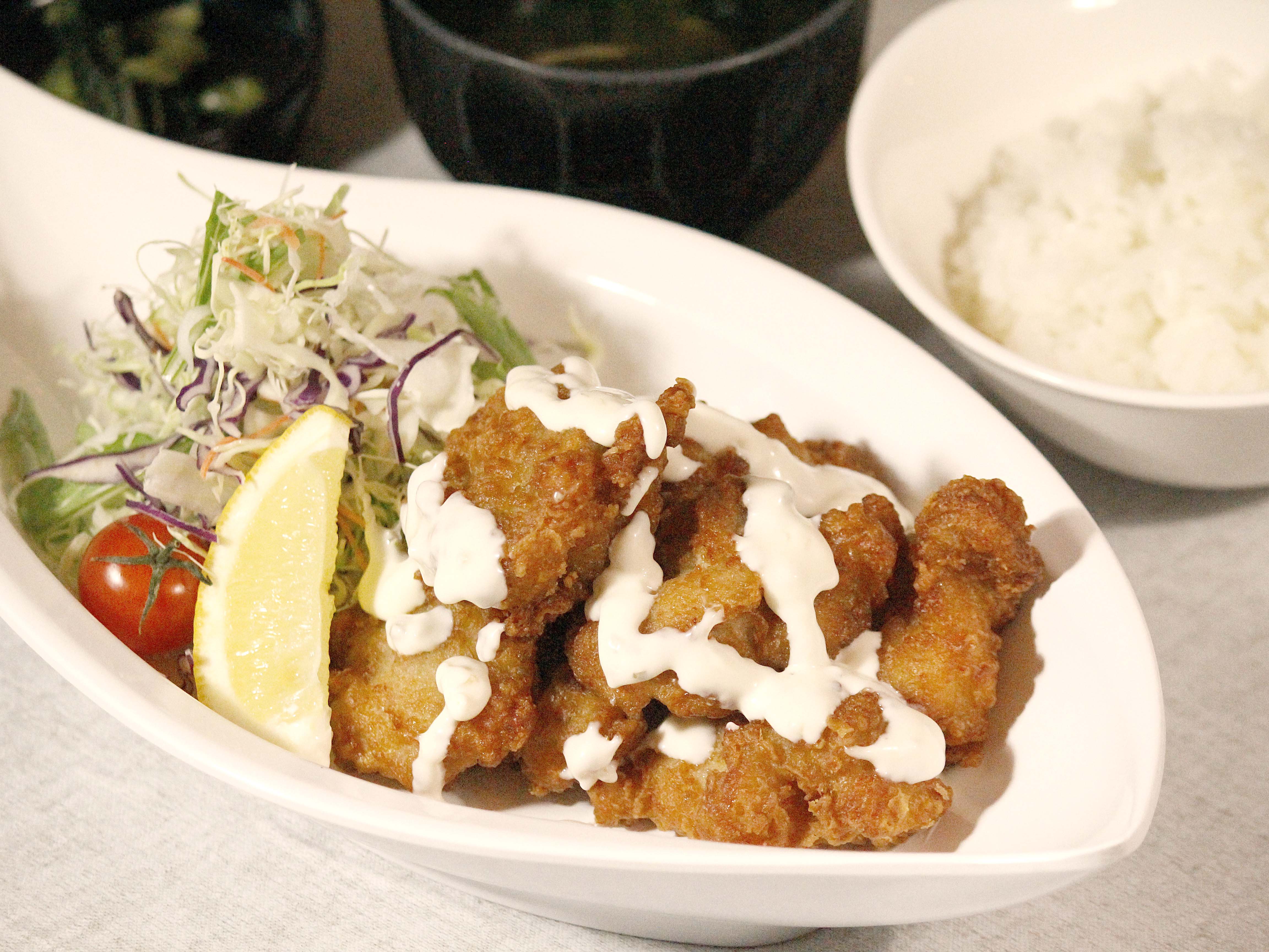 ＜ランチ＞タルタル鶏唐揚げ定食　味噌汁・お新香付