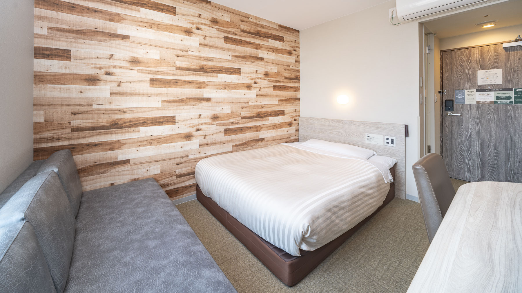 ダブルベッドとソファ付きのお部屋です