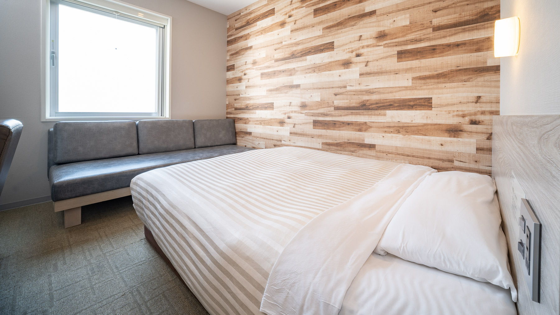 ダブルベッドとソファ付きのお部屋です