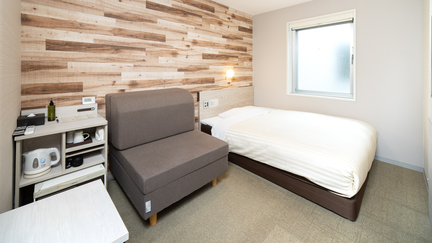 ダブルベッドとソファベッド付きのお部屋です