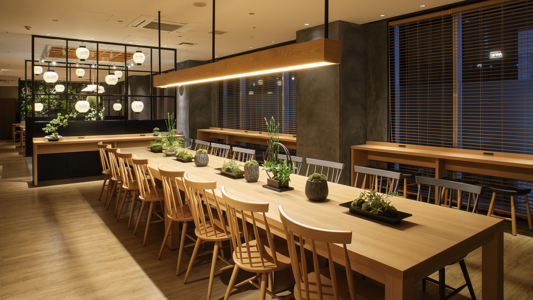 朝は朝食会場（無料）、夜はラウンジとしてご利用いただけます