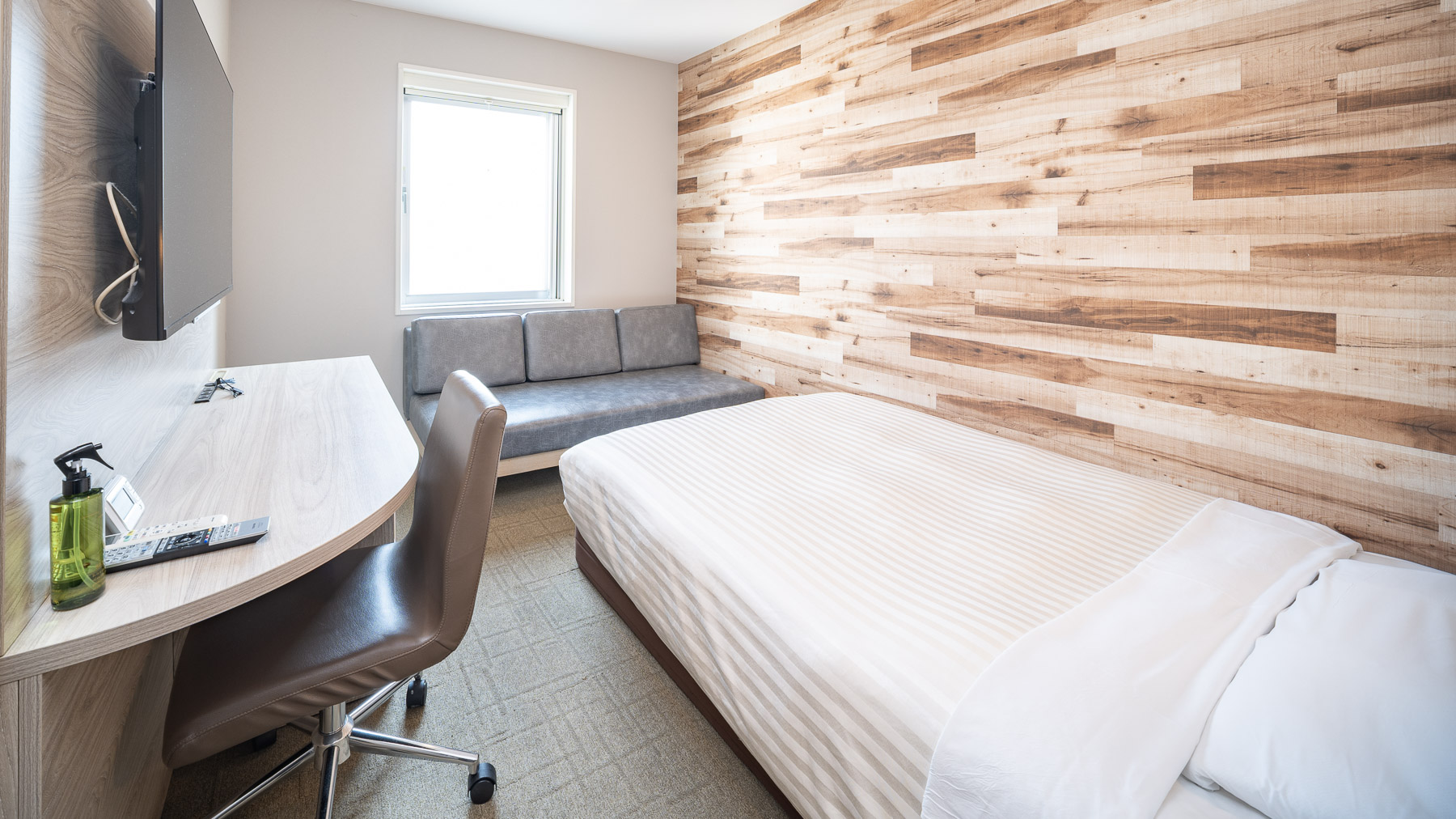 ダブルベッドとソファ付きのお部屋です