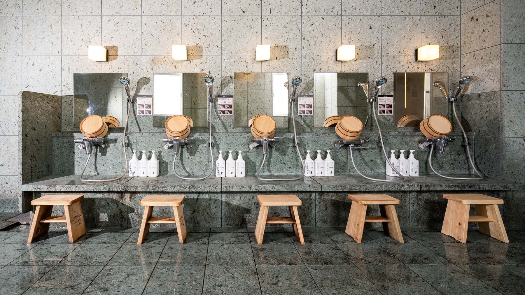 スーパーホテルオリジナルのノンシリコンシャンプー類完備♪洗い場の椅子・桶にも国産のヒノキを使用