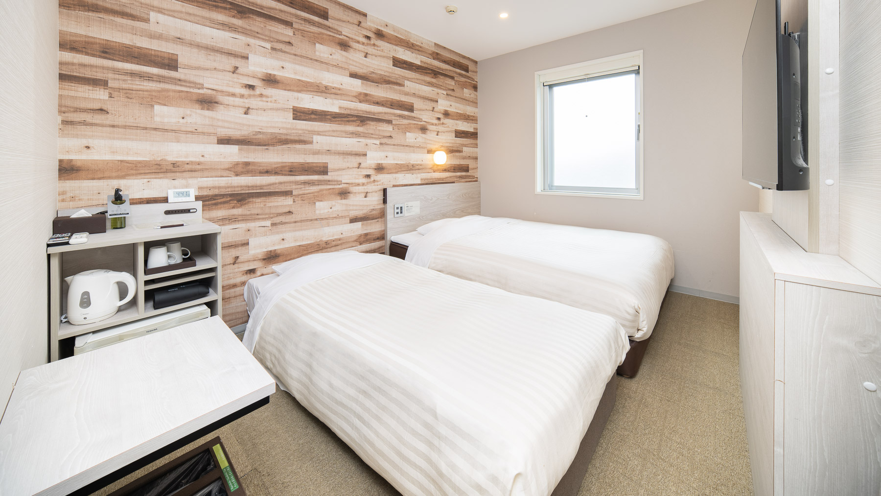 ダブルベッドとソファベッドがあるコンパクトツインルームです