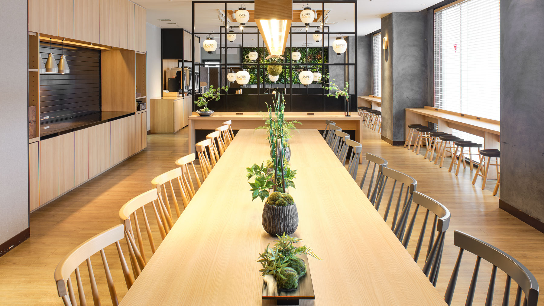 光と木のあたたかさに包まれます