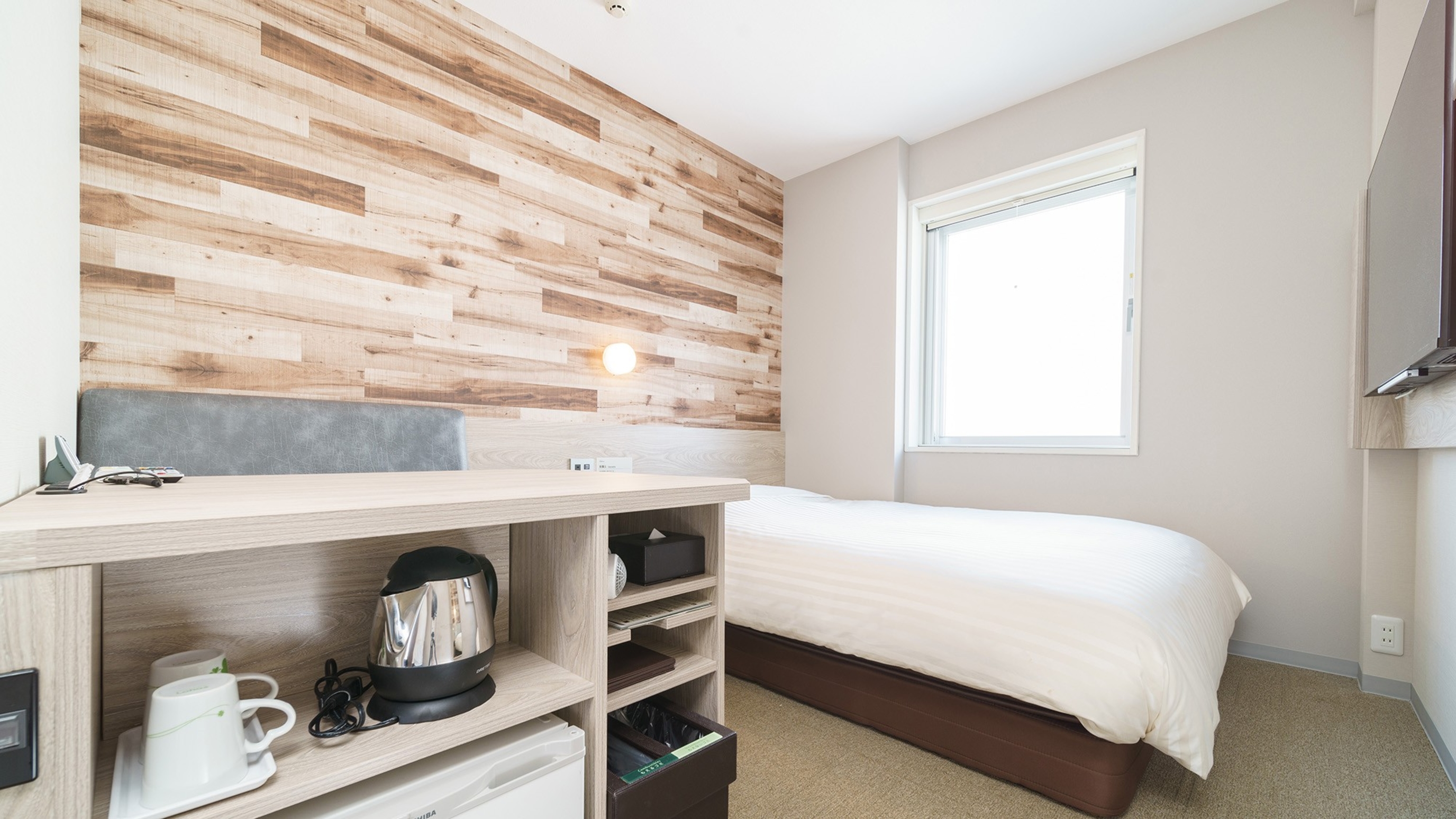 ワイドデスクで作業も捗ります