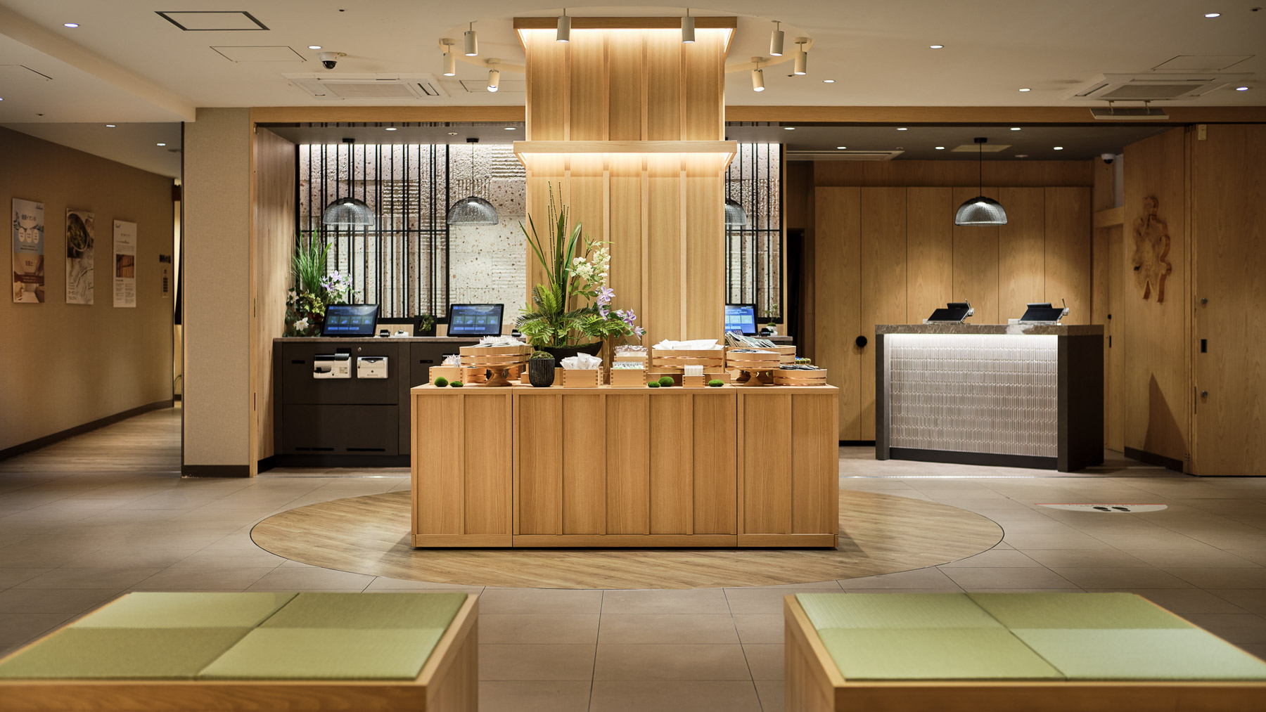 広々としたロビーでお寛ぎくださいませ