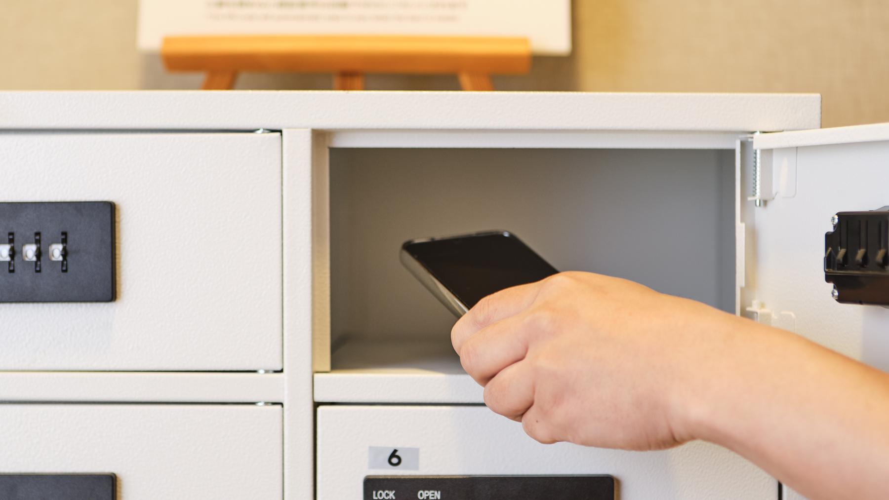 貴重品ロッカーもあるので安心