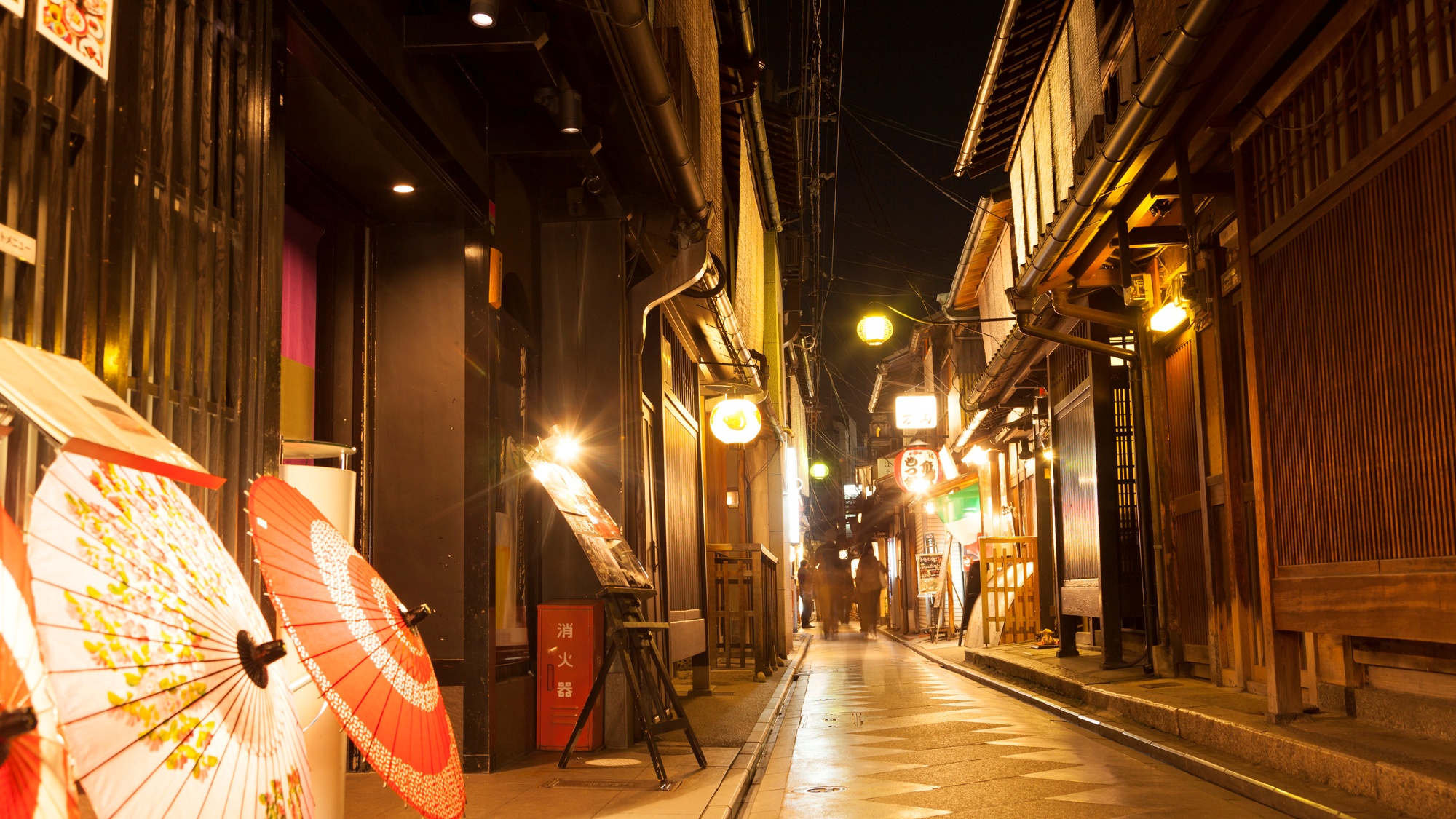 【当館から徒歩で約6分】京都五花街の一つで、風情ある細い路地に飲食店が軒を連ねる「先斗町」