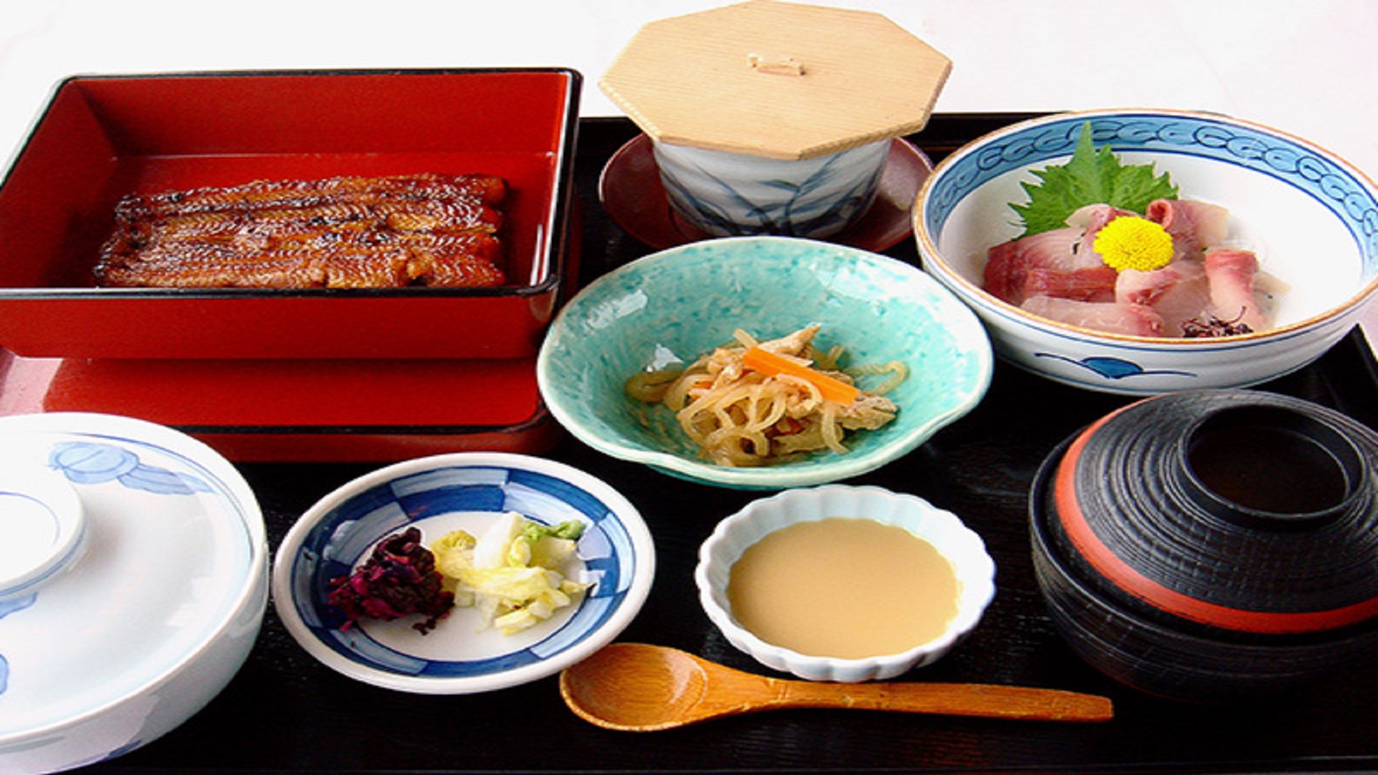 花いづも（うめ）～小鉢、鰻蒲焼、鯉のあらい、冷し茶碗蒸し、ご飯香の物、きも吸