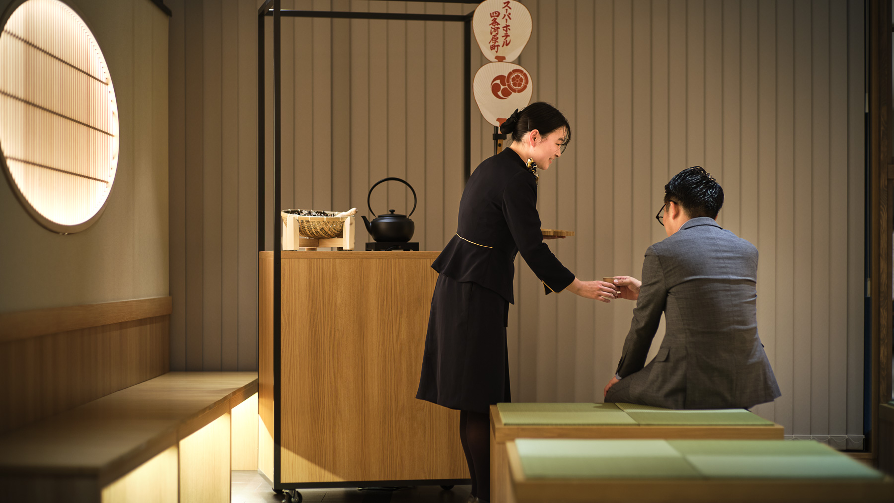 ロビーはくつろぎのスペースです。やさしいヒノキの香りに癒されます