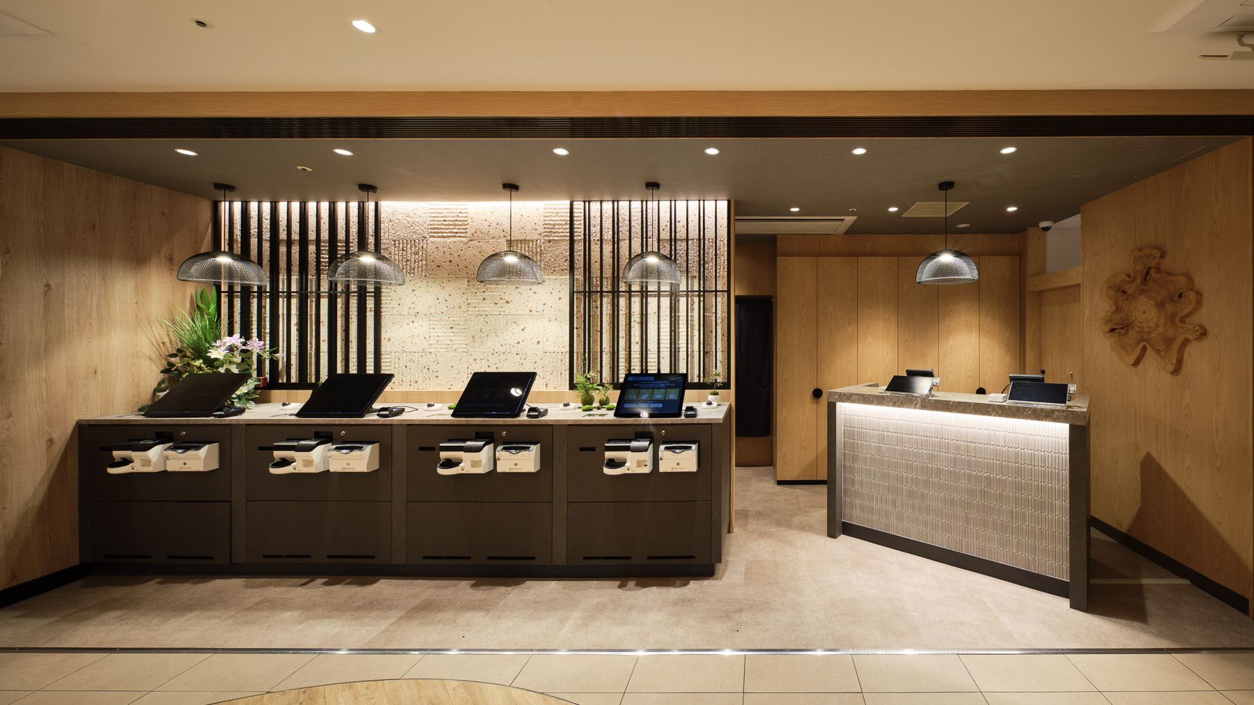 「おかえりなさいませ」こちらでチェックインをお迎えします