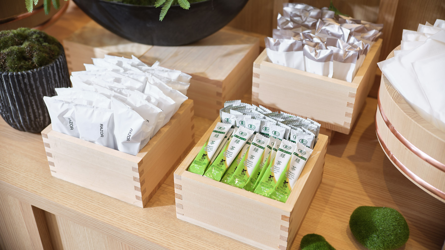 カミソリやクシ・有機緑茶などもご用意