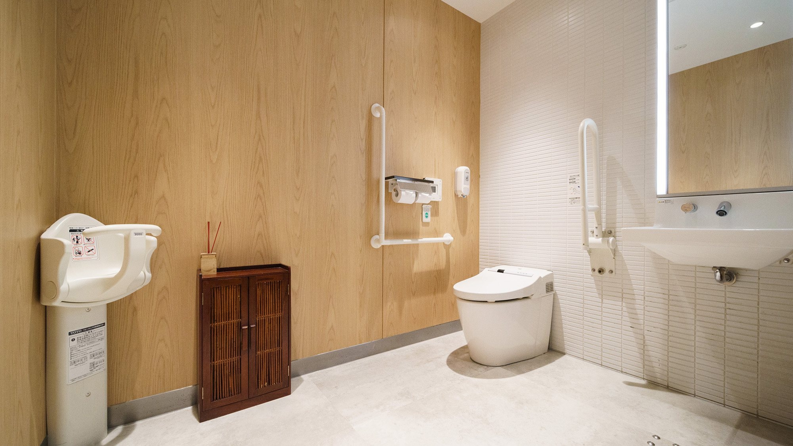 ３階共用トイレはバリアフリー仕様です