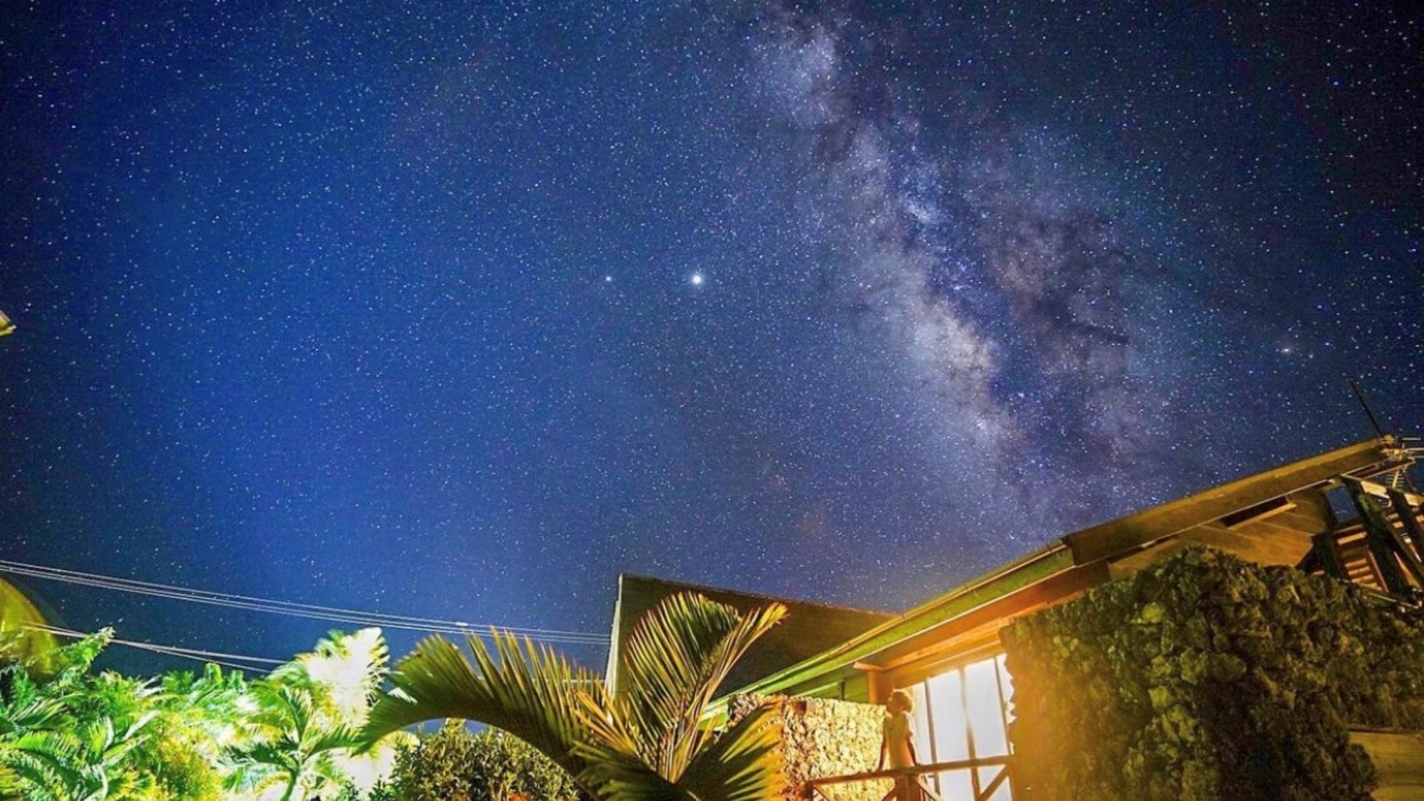 *【夜景】夜空に広がる天の川。星明かりと温かな灯りが心を照らす、リゾートナイト
