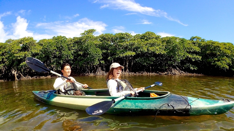*広大なマングローブの川をカヌーで。安定感のある2人乗りカヌーです。