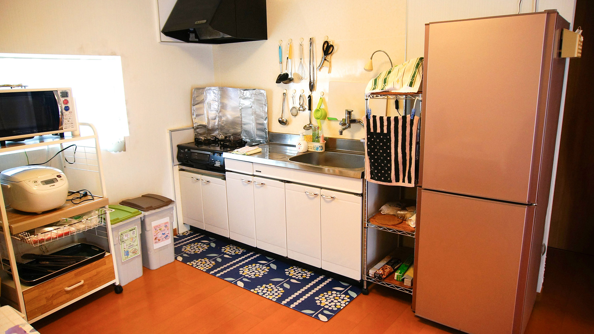 ・「別館」キッチン：冷蔵庫、炊飯器、オーブンレンジを完備