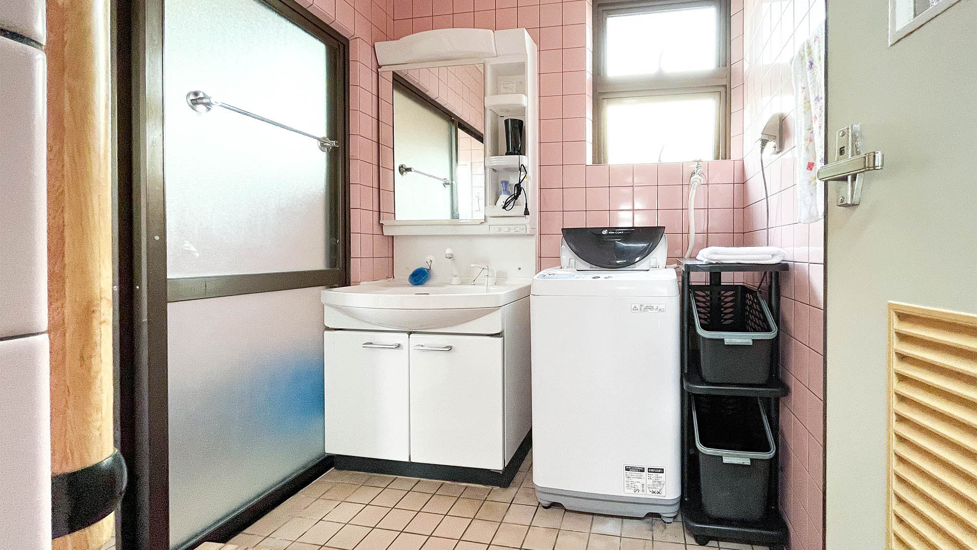 ・「ふぐむた館」洗面脱衣室：洗濯機完備で水着などすぐに洗えます！