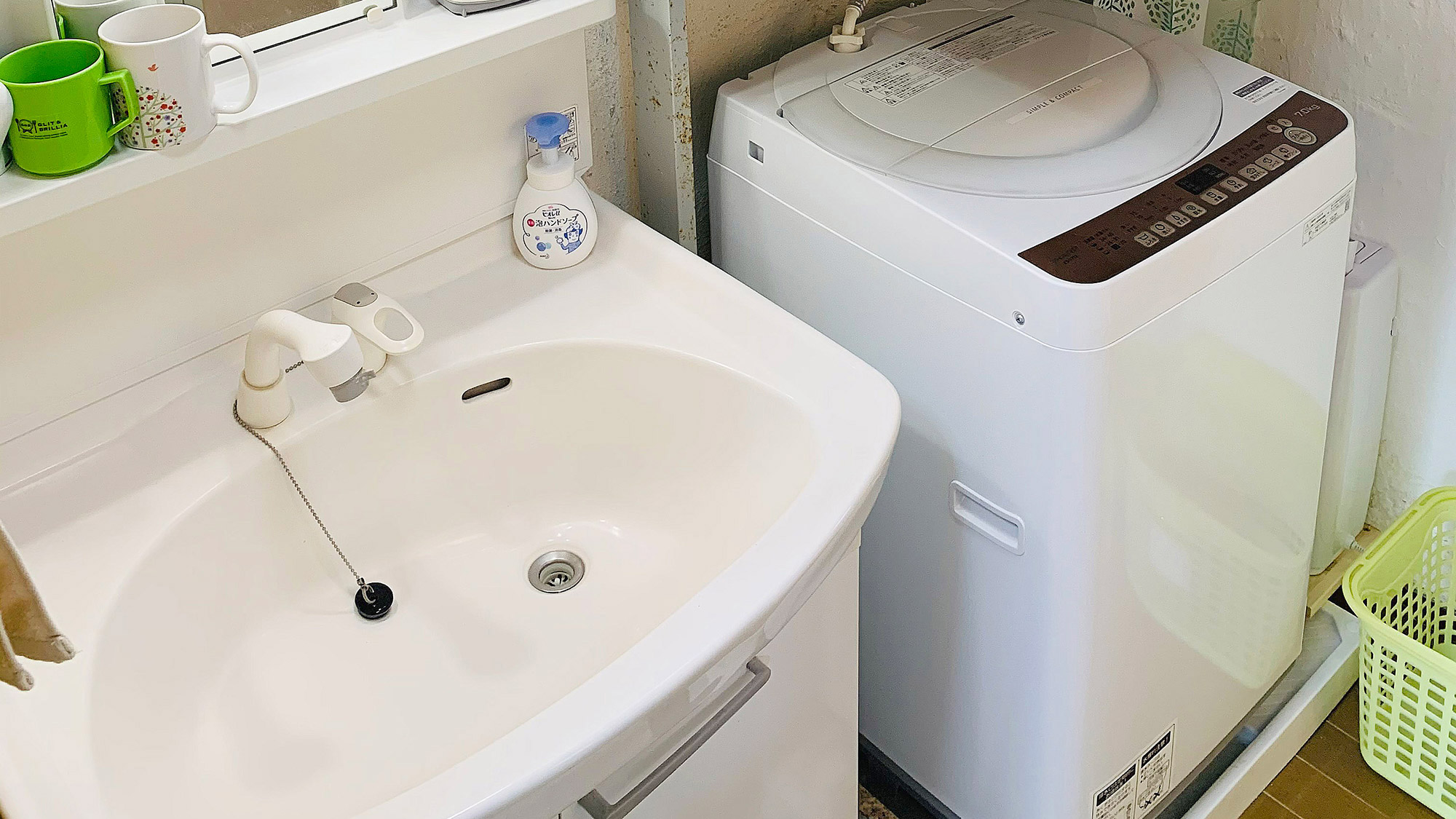 ・「本館」洗面所：広い洗面台と洗濯機を設置