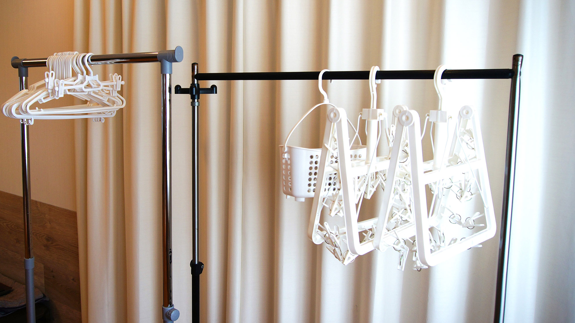 ・「別館」洗濯ハンガー：洗濯後に干すスペースがあるので便利です