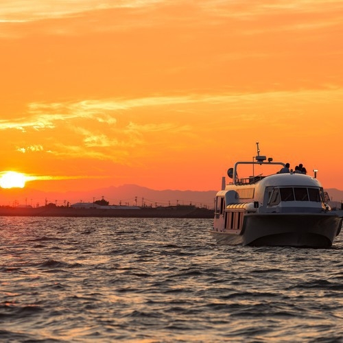 【シーズン到来！】船上で潮風感じる三河湾でサンセットクルーズ体験《一泊朝食》
