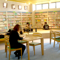 コミックは約4万冊！椅子に座って読むもよし、床に寝転がって読むもよし♪