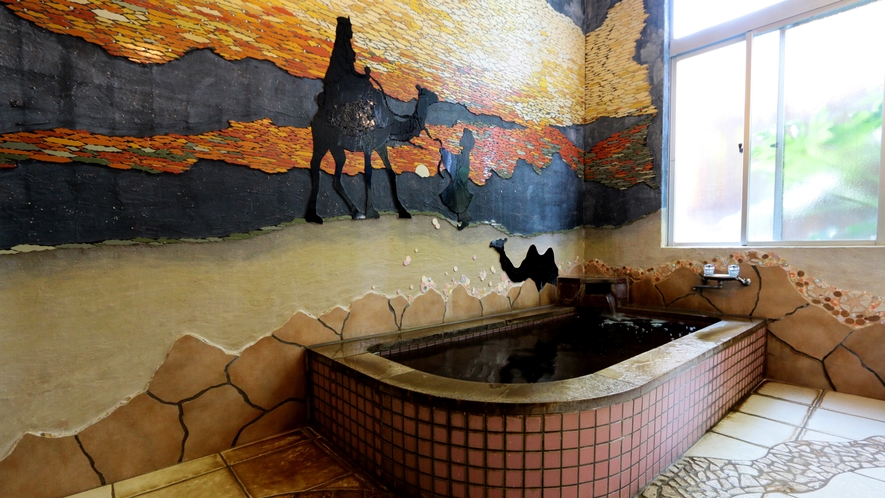 月の砂漠風呂◆茶褐色の特徴的な泉質の御宿温泉をお楽しみください♪