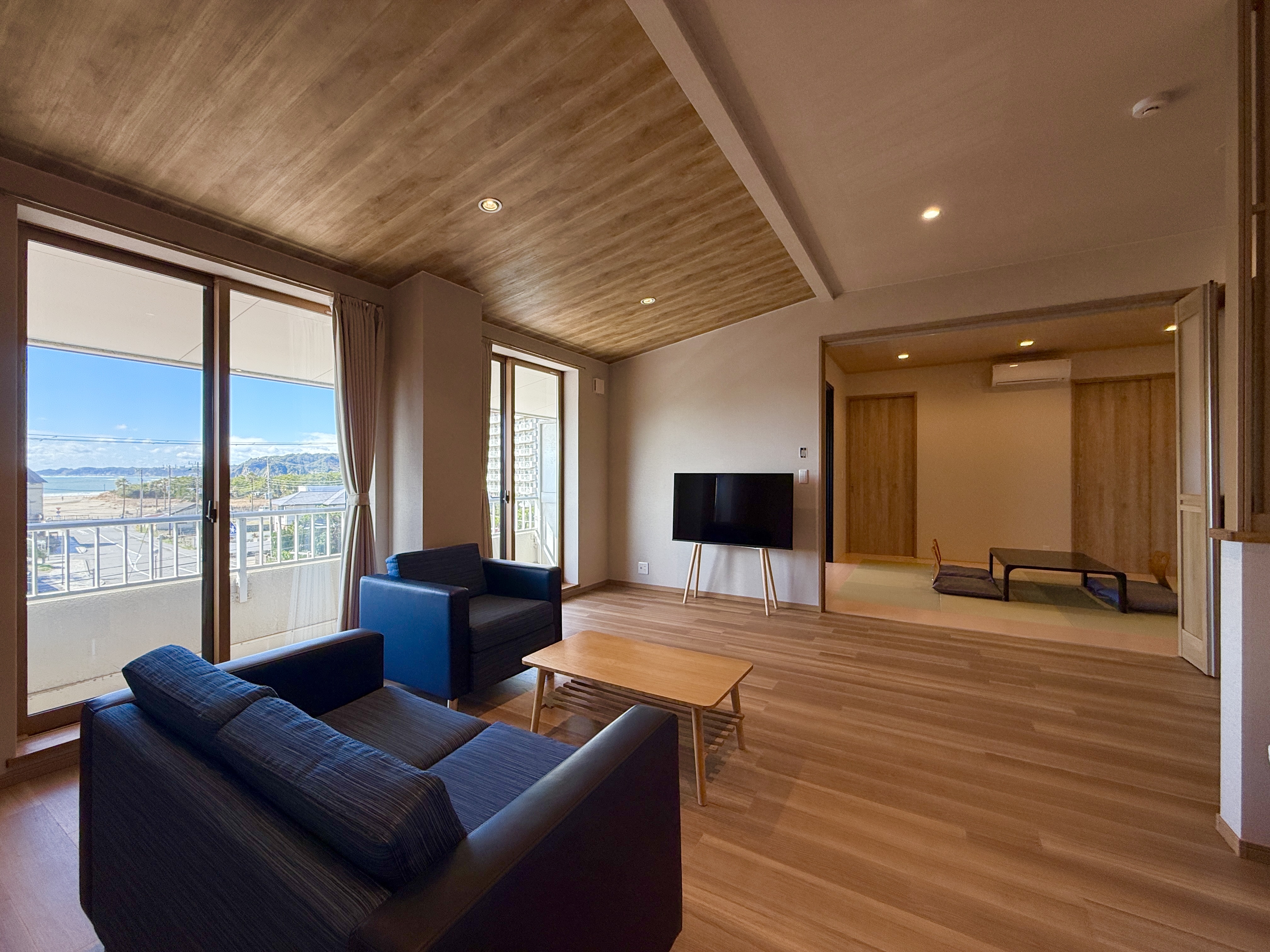 オーシャンスイートの客室雰囲気がわかる写真になっております。